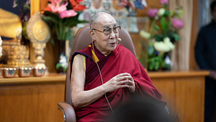 Его Святейшество Далай-лама беседует о светской этике с предпринимателями и выпускниками института управления. Фото: Тензин Чойджор (офис ЕСДЛ).
