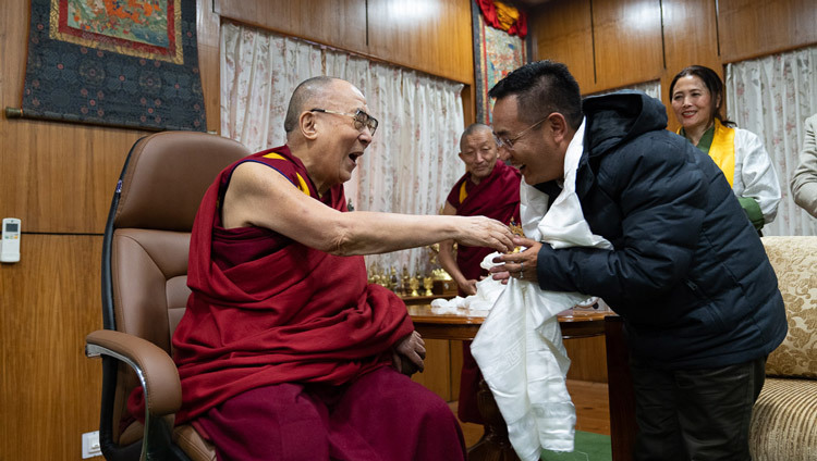 Его Святейшество Далай-лама принимает в своей резиденции главного министра штата Сикким Према Сингха Таманга. Фото: Тензин Чойджор (офис ЕСДЛ).