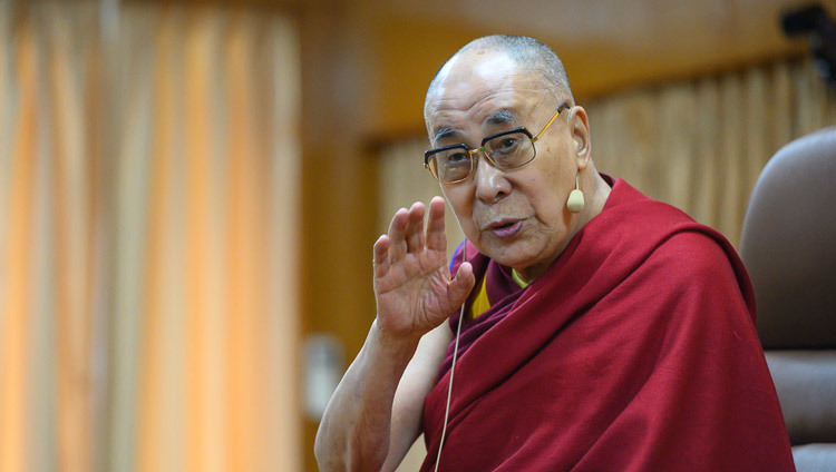Его Святейшество Далай-лама беседует с делегатами Глобальной встречи инвесторов «Развивающийся Химачал». Фото: Тензин Чойджор (офис ЕСДЛ).