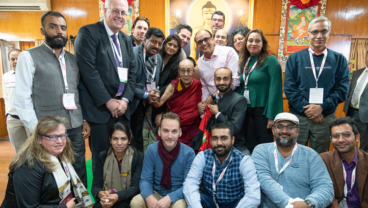 Его Святейшество Далай-лама фотографируется с делегатами Глобальной встречи инвесторов «Развивающийся Химачал». Фото: Тензин Чойджор (офис ЕСДЛ).