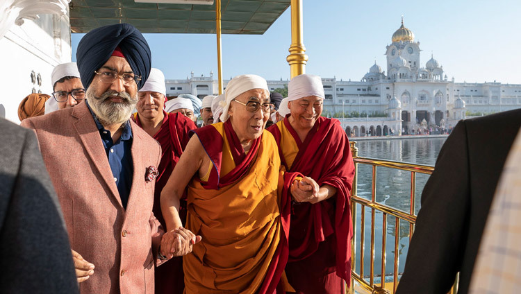 Его Святейшество Далай-лама направляется в Золотой храм, главную святыню сикхов. Фото: Тензин Чойджор (офис ЕСДЛ).