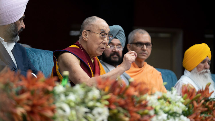Его Святейшество Далай-лама выступает с обращением во время межконфессионального собрания в университете им. Гуру Нанака. Фото: Тензин Чойджор (офис ЕСДЛ).