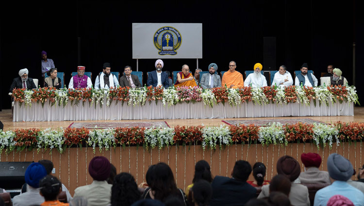 Вид на сцену во время выступления Его Святейшества Далай-ламы на межконфессиональном собрании в университете им. Гуру Нанака. Фото: Тензин Чойджор (офис ЕСДЛ).