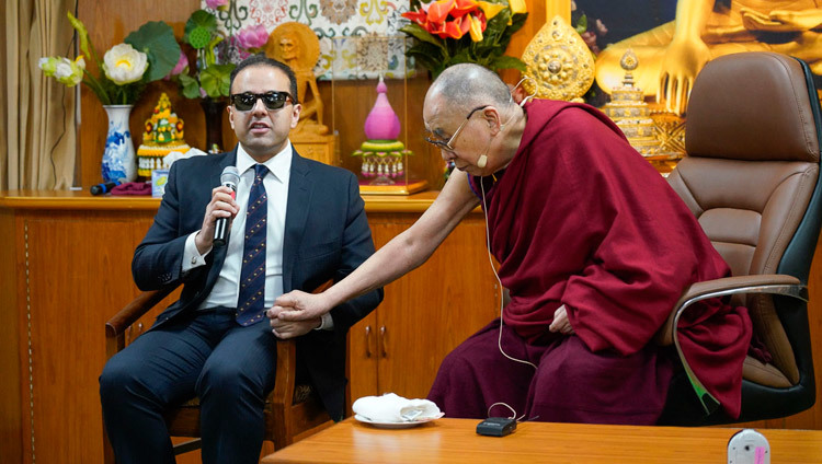 Вице-губернатор штата Вашингтон Сайрус Хабиб открывает видеоконференцию с Его Святейшеством Далай-ламой, посвященную взращиванию сострадания. Фото: дост. Тензин Джампхел (офис ЕСДЛ).