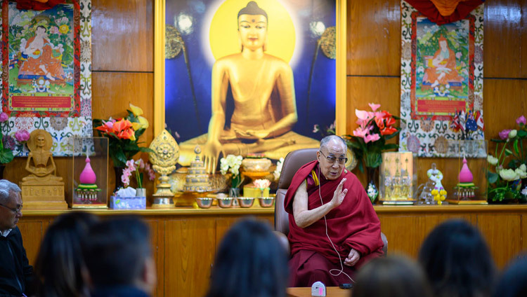 Его Святейшество Далай-лама дарует наставления членам Организации молодых президентов из Непала. Фото: Тензин Чойджор (офис ЕСДЛ).