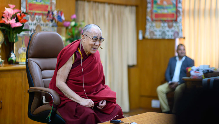 Его Святейшество Далай-лама отвечает на вопросы во время встречи с членами Организации молодых президентов из Непала. Фото: Тензин Чойджор (офис ЕСДЛ).