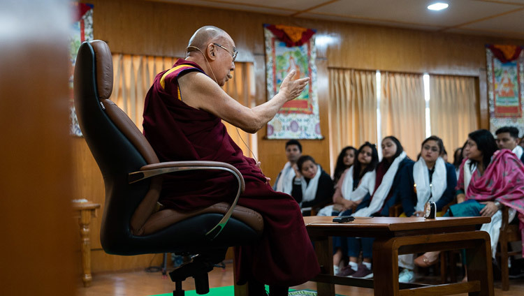 Его Святейшество Далай-лама беседует с представителями Молодежного буддийского общества Индии (Санкиса) и студентами и преподавателями Индийского института массовых коммуникаций. Фото: Тензин Чойджор (офис ЕСДЛ).