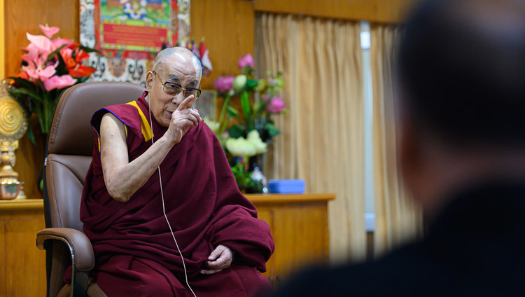 Его Святейшество Далай-лама отвечает на вопрос во время встречи Его Святейшества Далай-ламы с представителями Молодежного буддийского общества Индии (Санкиса) и студентами и преподавателями Индийского института массовых коммуникаций. Фото: Тензин Чойджор (офис ЕСДЛ).