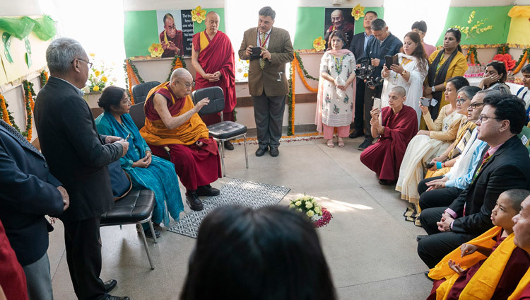 По прибытии в школу Св. Колумбы Его Святейшество Далай-лама встречается с друзьями и сторонниками медитационного центра махаянской традиции «Тушита». Фото: Тензин Чойджор (офис ЕСДЛ).