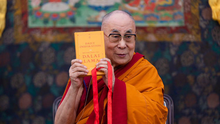 Его Святейшество Далай-лама представляет публике новое издание книги «Источник ежедневного вдохновения», составителем которой выступила Ренука Сингх. Фото: Тензин Чойджор (офис ЕСДЛ).