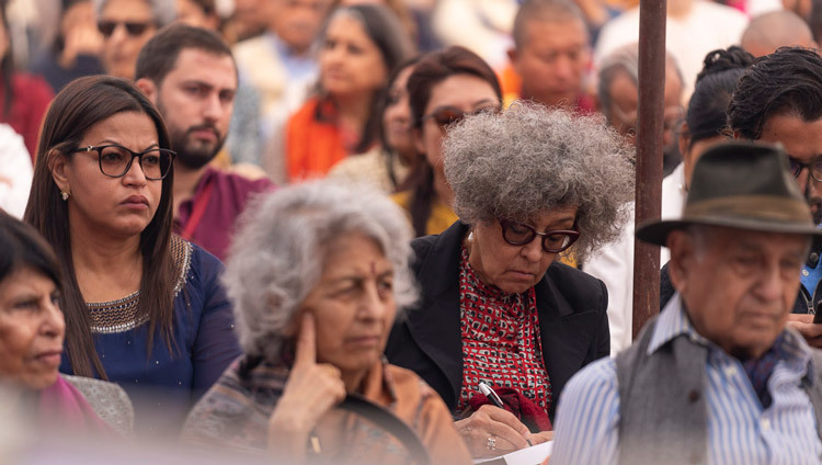 Слушатели во время лекции Его Святейшества Далай-ламы, организованной по случаю 40-летней годовщины со дня создания медитационного центра махаянской традиции «Тушита». Фото: Тензин Чойджор (офис ЕСДЛ).