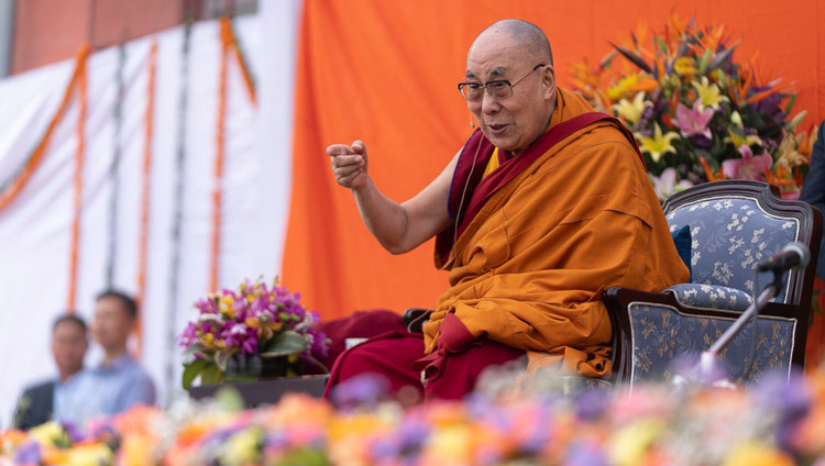 Его Святейшество Далай-лама читает лекцию по случаю 40-летней годовщины со дня создания медитационного центра махаянской традиции «Тушита». Фото: Тензин Чойджор (офис ЕСДЛ).