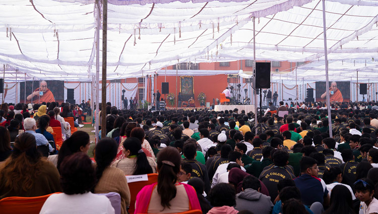 Вид на зал, в котором собралось более 5000 слушателей, во время лекции Его Святейшества Далай-ламы. Фото: Тензин Чойджор (офис ЕСДЛ).
