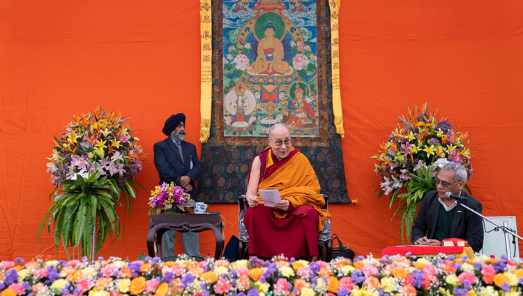 Его Святейшество Далай-лама дарует краткое учение по «Восьми строфам для преобразования ума» в школе Св. Колумбы. Фото: Тензин Чойджор (офис ЕСДЛ).