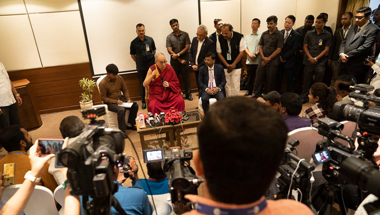 Его Святейшество Далай-лама проводит пресс-конференцию в Аурангабаде. Фото: Тензин Чойджор (офис ЕСДЛ).