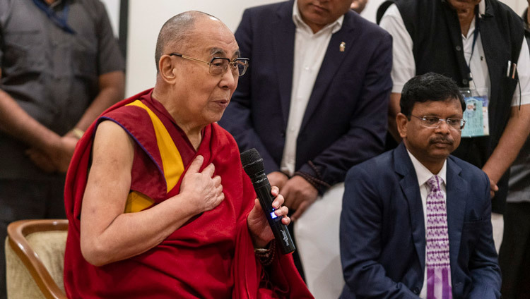 Его Святейшество Далай-лама во время пресс-конференции в Аурангабаде. Фото: Тензин Чойджор (офис ЕСДЛ).