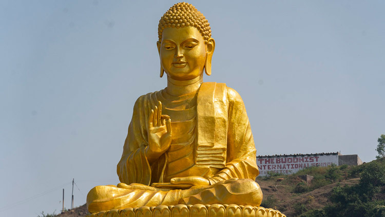 Вид на статую Золотого Будды, установленную на территории Международного центра обучения бхикшу «Локуттара». Фото: Тензин Чойджор (офис ЕСДЛ).