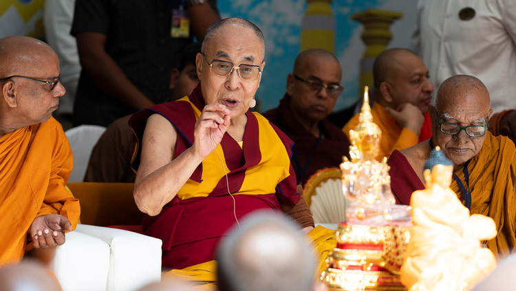 Его Святейшество Далай-лама дарует наставления в Международном центре обучения бхикшу «Локуттара». Фото: Тензин Чойджор (офис ЕСДЛ).