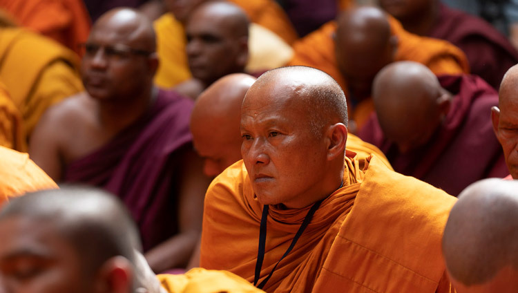 Во время лекции Его Святейшества Далай-ламы в Международном центре обучения бхикшу «Локуттара». Фото: Тензин Чойджор (офис ЕСДЛ).