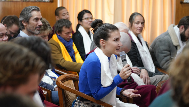 Одна из студенток, проходящих курсы по программе подготовки переводчиков, задает вопрос Его Святейшеству Далай-ламе. Фото: дост. Тензин Джампхел (офис ЕСДЛ).