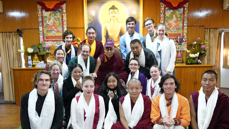 Его Святейшество Далай-лама фотографируется со студентами колледжа Эрлхам, надев бейсболку, которую они преподнесли ему по завершении встречи. Фото: дост. Тензин Джампхел (офис ЕСДЛ).