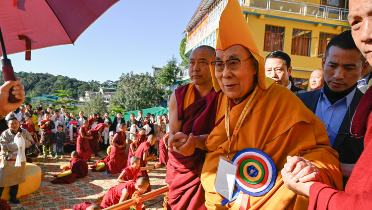 Его Святейшество Далай-лама прибывает в дацан Кирти Шепа. Фото: Мануэль Бауэр.