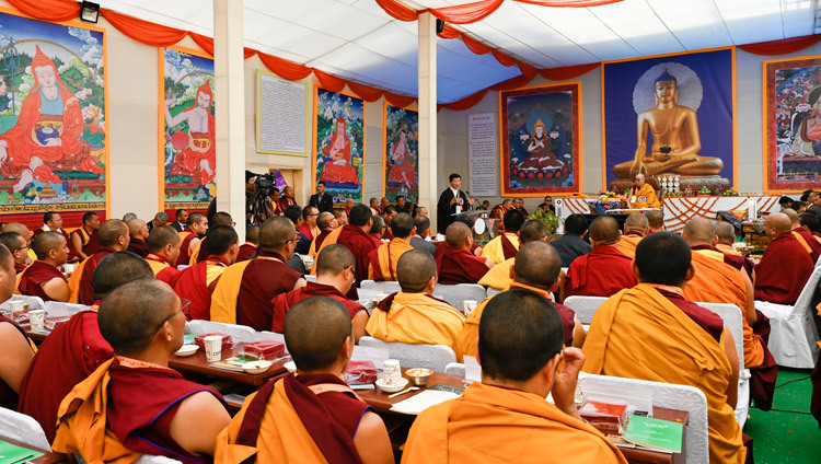 Президент Центральной тибетской администрации доктор Лобсанг Сенге выступает с обращением во время симпозиума по вопросам монашеского образования, приуроченного к 25-летию со дня создания дацана Кирти Шепа. Фото: Мануэль Бауэр.