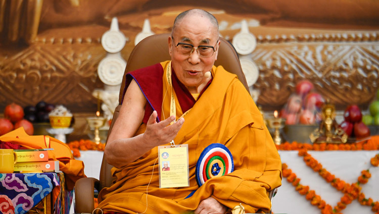 Его Святейшество Далай-лама выступает с обращением во время симпозиума по вопросам монашеского образования, приуроченного к 25-летию со дня создания дацана Кирти Шепа. Фото: Мануэль Бауэр.
