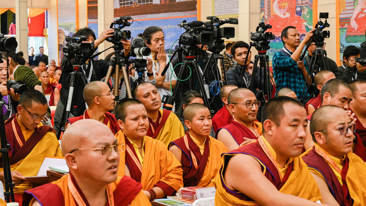 Журналисты записывают выступление Его Святейшества Далай-ламы на симпозиуме по вопросам монашеского образования, приуроченном к 25-летию со дня создания дацана Кирти Шепа. Фото: Мануэль Бауэр.