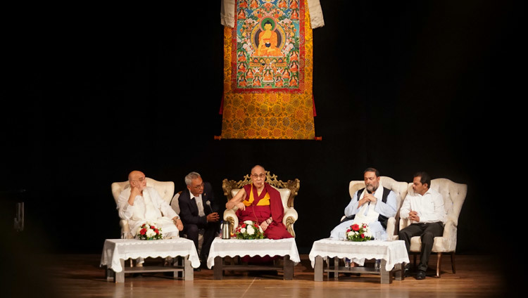Его Святейшество Далай-лама читает лекцию об актуальности древней традиции Наланды в современном мире. Фото: Лобсанг Церинг.