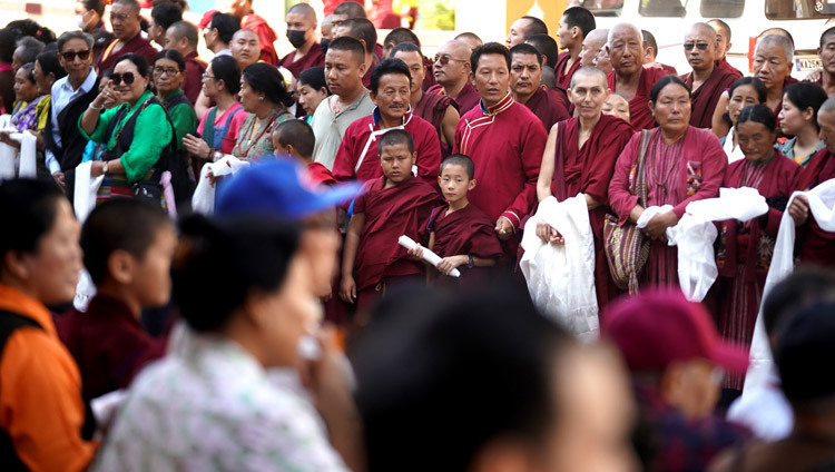 Верующие стоят вдоль дороги, ожидая прибытия Его Святейшества Далай-ламы. Фото: Лобсанг Церинг.