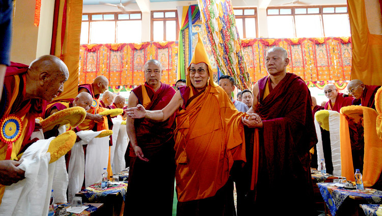 Его Святейшество Далай-лама прибывает в монастырь Дрепунг Лачи. Фото: Лобсанг Церинг.