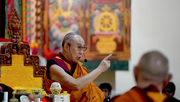 Его Святейшество Далай-лама выступает с обращением во время церемонии приветствия в монастыре Дрепунг Лачи. Фото: Лобсанг Церинг.