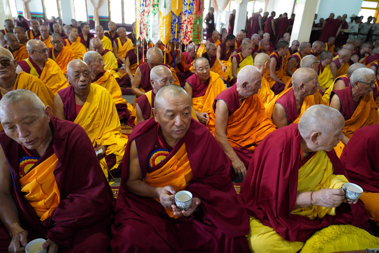 Монахи пьют чай во время церемонии приветствия Его Святейшества Далай-ламы в монастыре Дрепунг Лачи. Фото: Лобсанг Церинг.