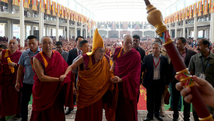 Его Святейшество Далай-лама прибывает в новый зал для диспутов монастыря Дрепунг Гоманг. Фото: Лобсанг Церинг.