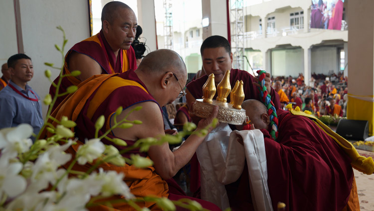 Настоятель монастыря Дрепунг Гоманг Лобсанг Гьялцен подносит Его Святейшеству Далай-ламе мандалу и три символа просветленных тела, речи и ума Будды. Фото: Лобсанг Церинг.