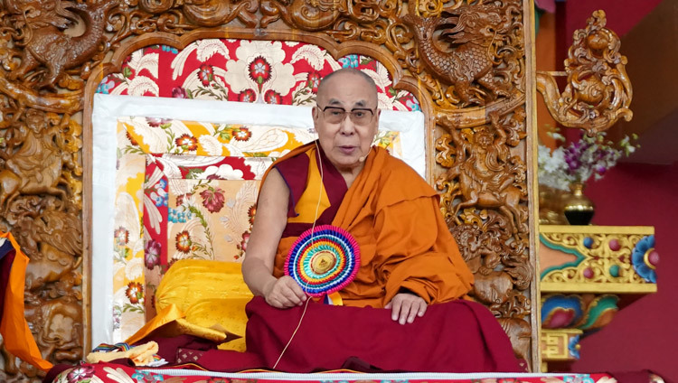 Его Святейшество Далай-лама выступает с обращением во время церемонии празднования 6-летней годовщины с начала этапа реализации научной инициативы «Эмори – Тибет». Фото: Лобсанг Церинг.