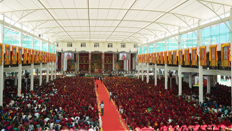 Вид на новый зал для диспутов монастыря Дрепунг Гоманг во время визита Его Святейшества Далай-ламы. Фото: Лобсанг Церинг.