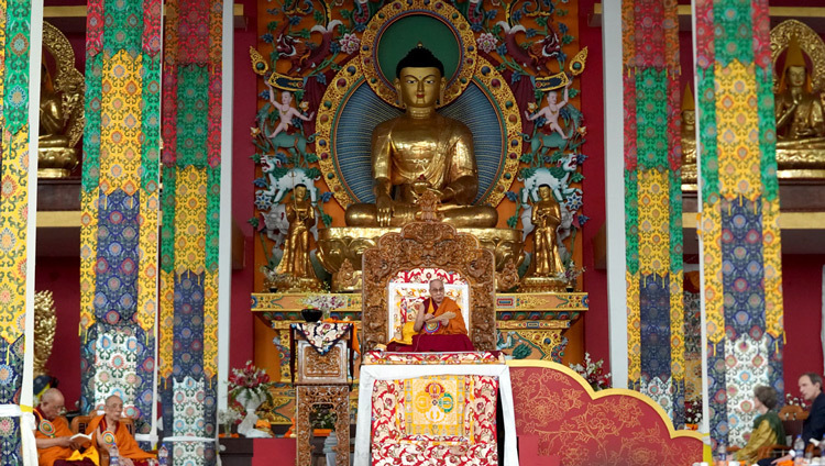 Его Святейшество Далай-лама дарует учение по «Восхвалению 17 пандитам славной Наланды» во время визита в новый зал для диспутов монастыря Дрепунг Гоманг. Фото: Лобсанг Церинг.