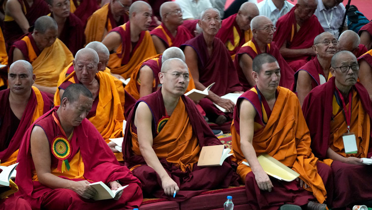 Монахи следят за текстом во время учения Его Святейшества Далай-ламы в новом зале для диспутов монастыря Дрепунг Гоманг. Фото: Лобсанг Церинг.