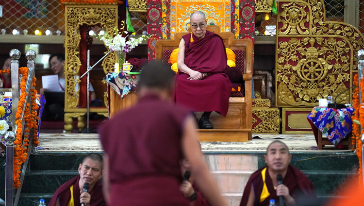 Его Святейшество Далай-лама внимательно слушает монахов, проводящих философские диспуты в зале собраний монастыря Дрепунг Гоманг. Фото: Лобсанг Церинг.