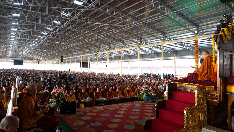 Его Святейшество Далай-лама выполняет подготовительные церемонии для посвящения долгой жизни, связанного с Чже Ринпоче. Фото: Лобсанг Церинг.