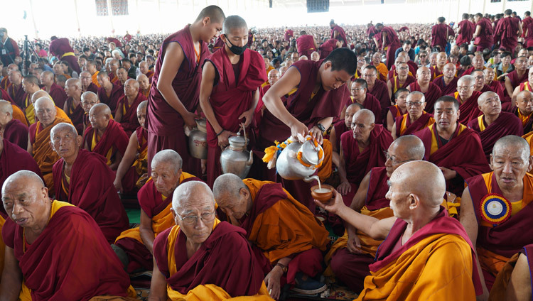 Волонтеры раздают чай верующим во время учений в зале для диспутов монастыря Дрепунг Лосенг, на которые собралось более 25000 человек. Фото: Лобсанг Церинг.