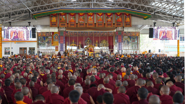 Вид на сцену зала для диспутов монастыря Дрепунг Лоселинг во время посвящения долгой жизни, даруемого Его Святейшеством Далай-ламой. Фото: Лобсанг Церинг.