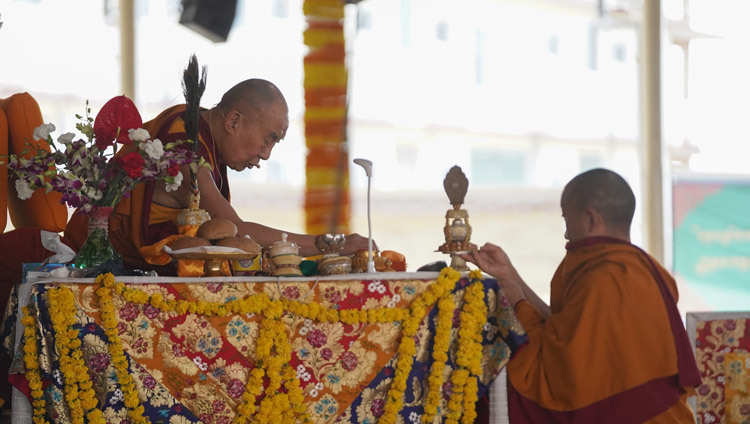 Его Святейшество Далай-лама дарует посвящение долгой жизни, связанное с Чже Ринпоче. Фото: Лобсанг Церинг.