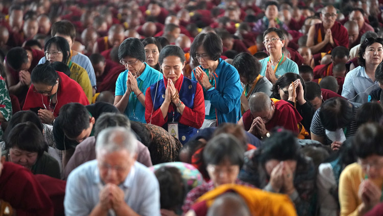 Верующие принимают обеты бодхисаттвы от Его Святейшества Далай-ламы. Фото: Лобсанг Церинг.