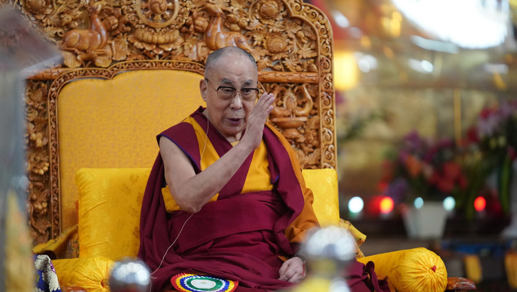 Его Святейшество Далай-лама выступает с обращением во время симпозиума по трактату Арьядевы «400 строф о срединности». Фото: Лобсанг Церинг.