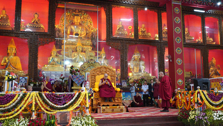 Его Святейшество Далай-лама выступает с обращением во время сессии философских диспутов в зале собраний монастыря Дрепунг Лоселинг. Фото: Лобсанг Церинг.