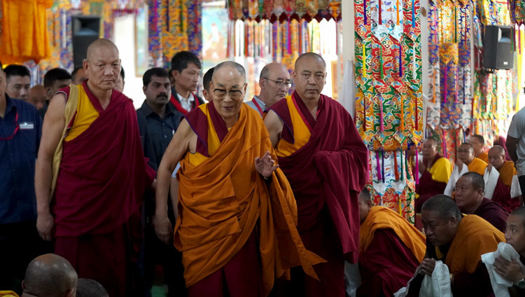 Его Святейшество Далай-лама покидает монастырь Ганден Лачи по завершении церемонии приветствия. Фото: Лобсанг Церинг.