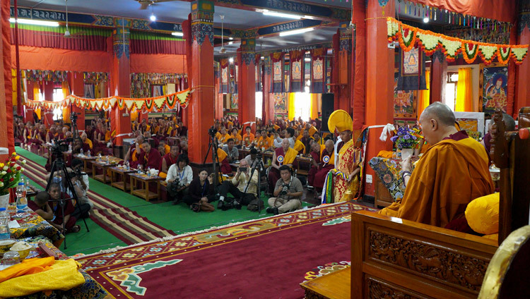 Его Святейшество Далай-лама выступает с обращением во время церемонии приветствия в монастыре Ганден Шарце. Фото: Лобсанг Церинг.